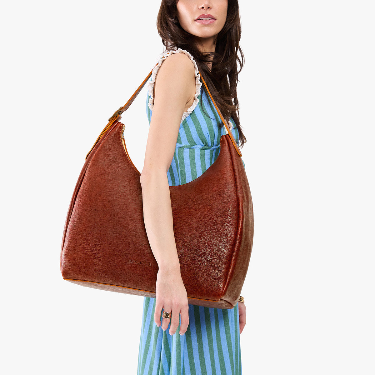 Nutmeg*Oversized | U-shaped, flat-bottomed leather shoulder bag with adjustable strap
