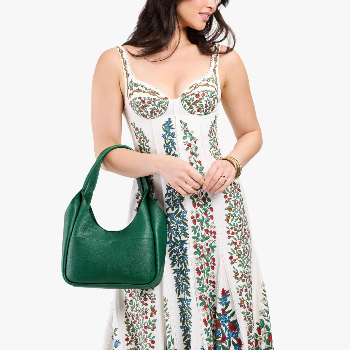 Bacalar*Medium | Model carrying U-shaped, flat-bottomed leather shoulder bag with two outside pockets