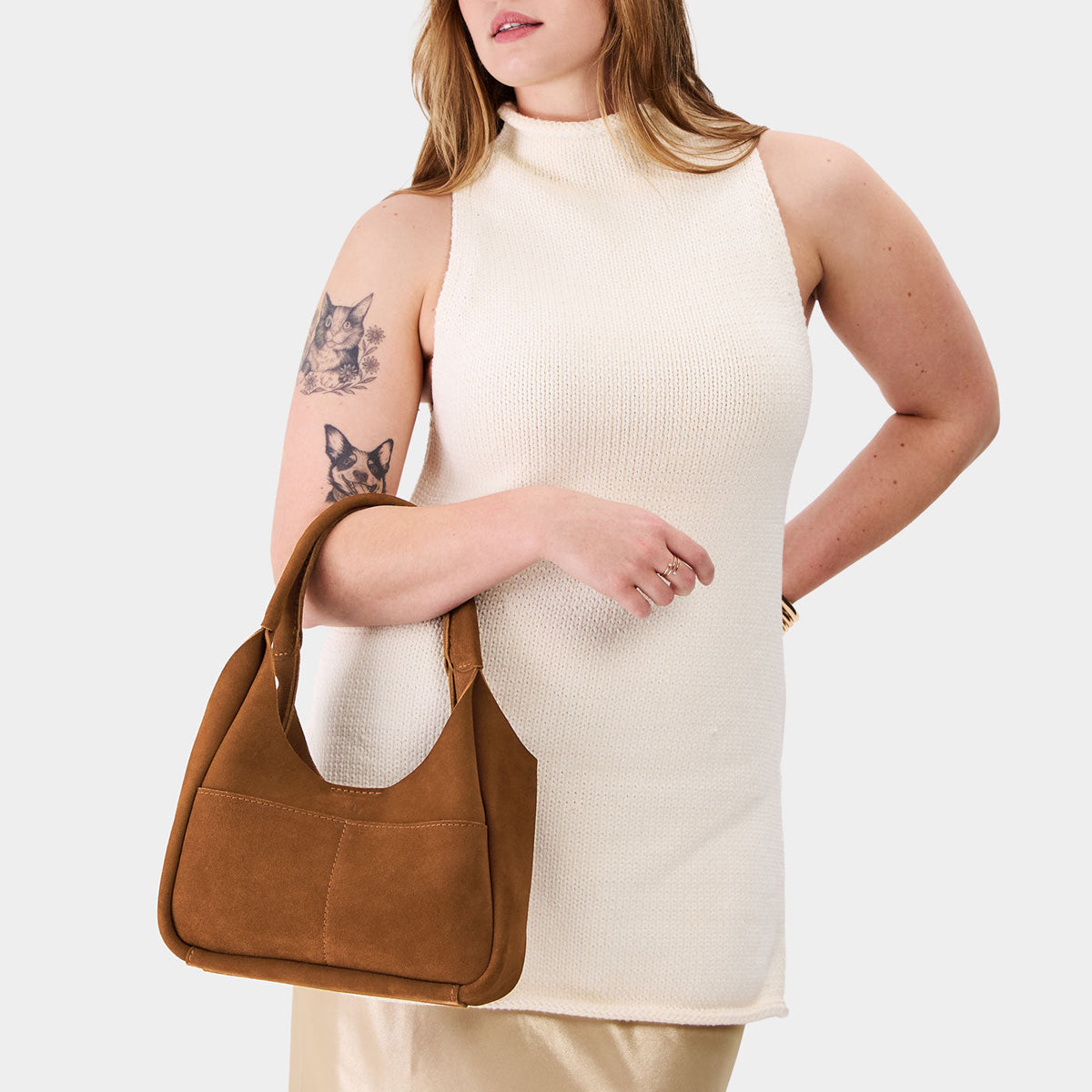 Jackson*Medium | U-shaped, flat-bottomed leather shoulder bag with two outside pockets