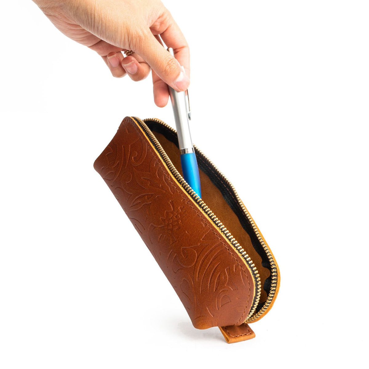 Meadow | Leather pouch with curved seams and top zipper